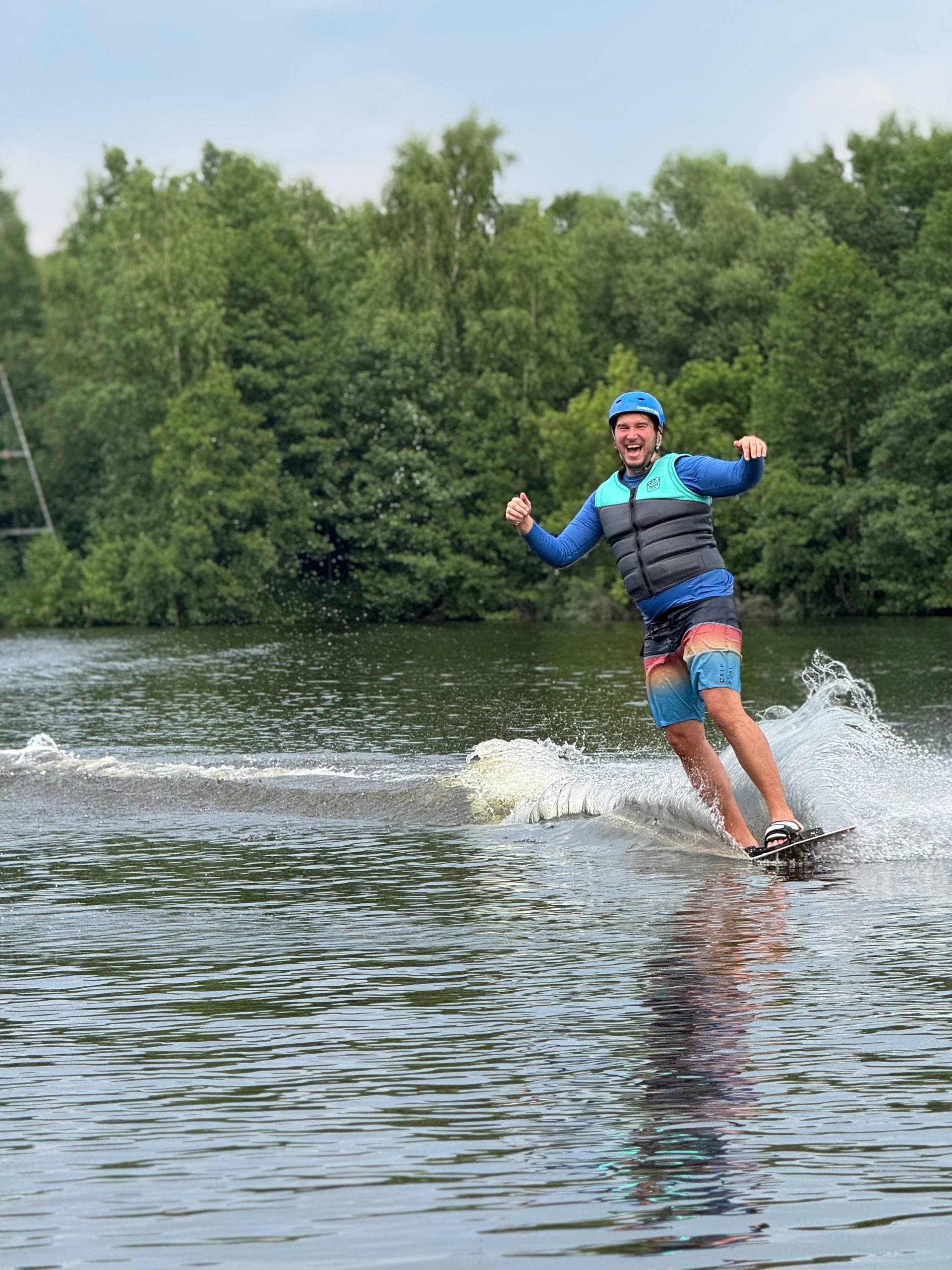 Райдер на воде с ЛЭП-вышкой лебёдки на фоне — Wake Park RIDE & VIBE
